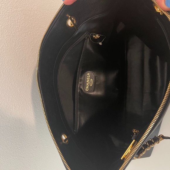 LARGE CHANEL Caviar Leather Shoulder Bag with Gold hardware - Picture 5 of 11